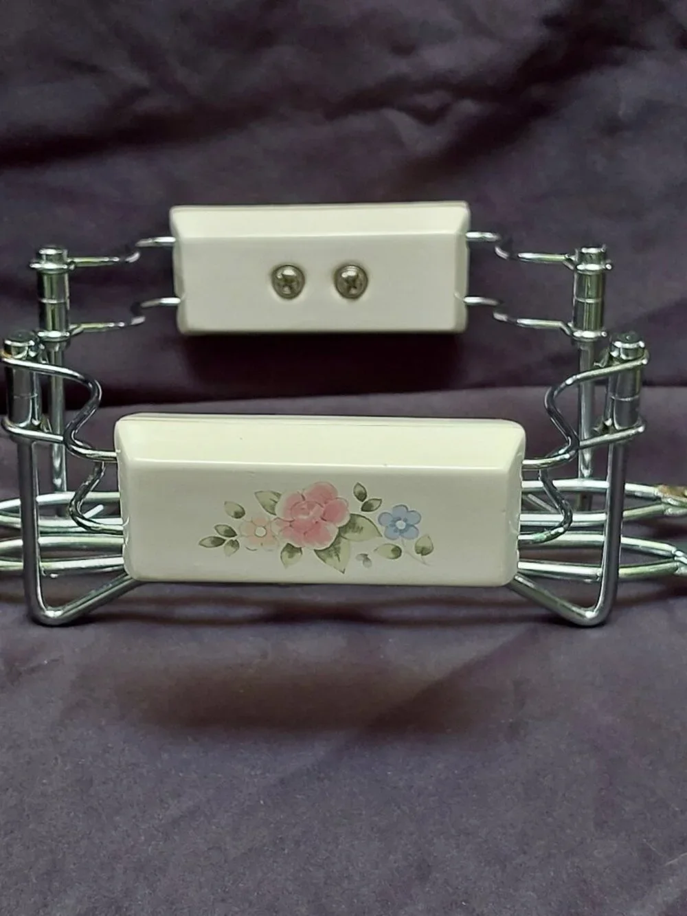 Pfaltzgraff Tea Rose Steel Adjustable Accordion Casserole Holder